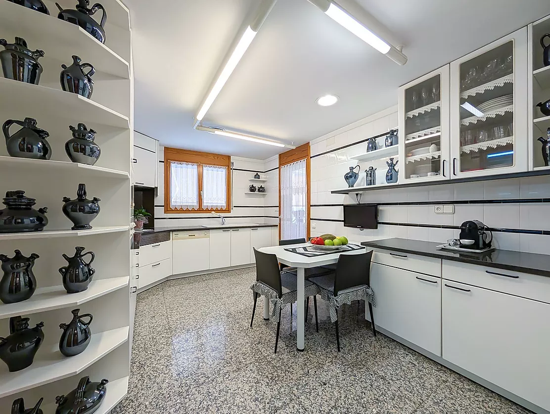 Exclusiva casa de lujo frente al lago de Banyoles con piscina y grandes espacios