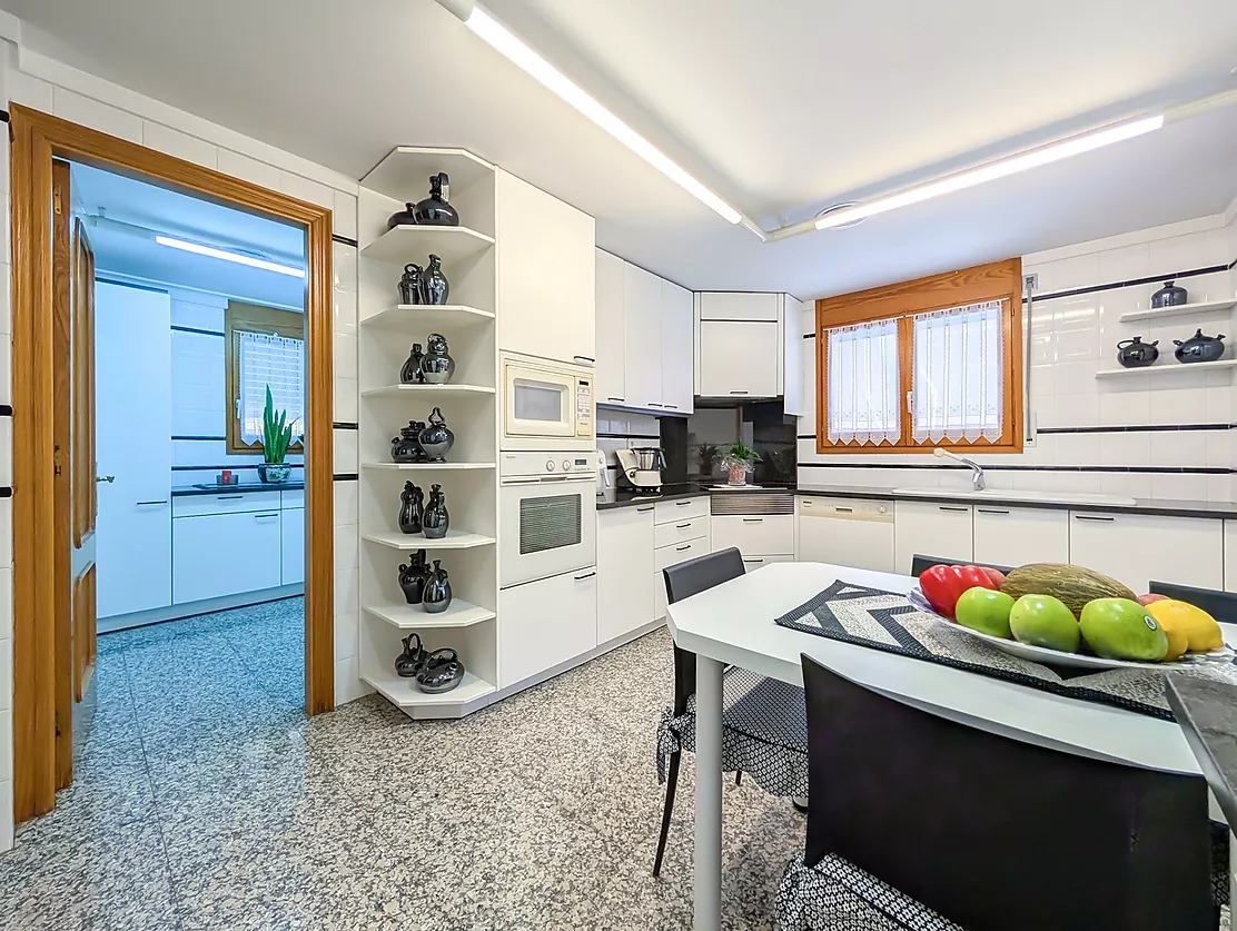 Exclusiva casa de lujo frente al lago de Banyoles con piscina y grandes espacios