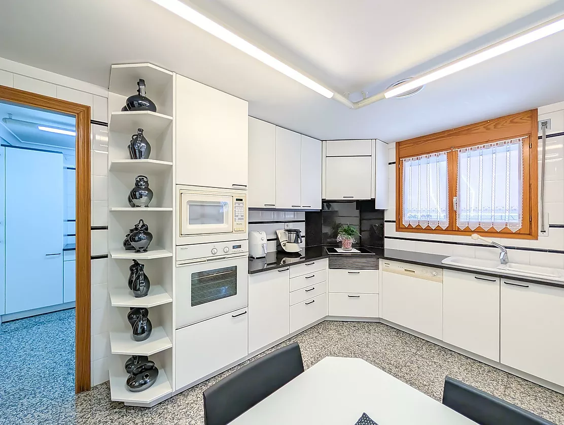 Exclusiva casa de lujo frente al lago de Banyoles con piscina y grandes espacios