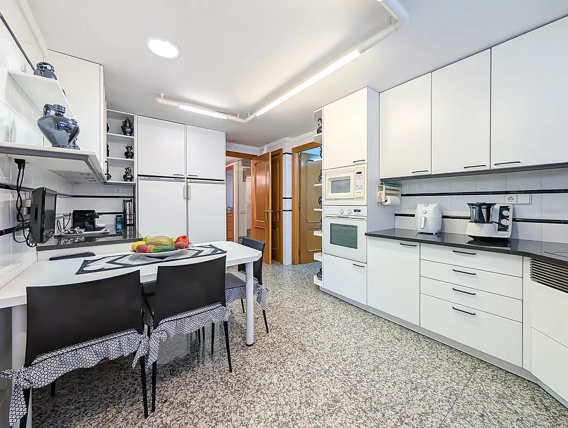 Exclusiva casa de lujo frente al lago de Banyoles con piscina y grandes espacios