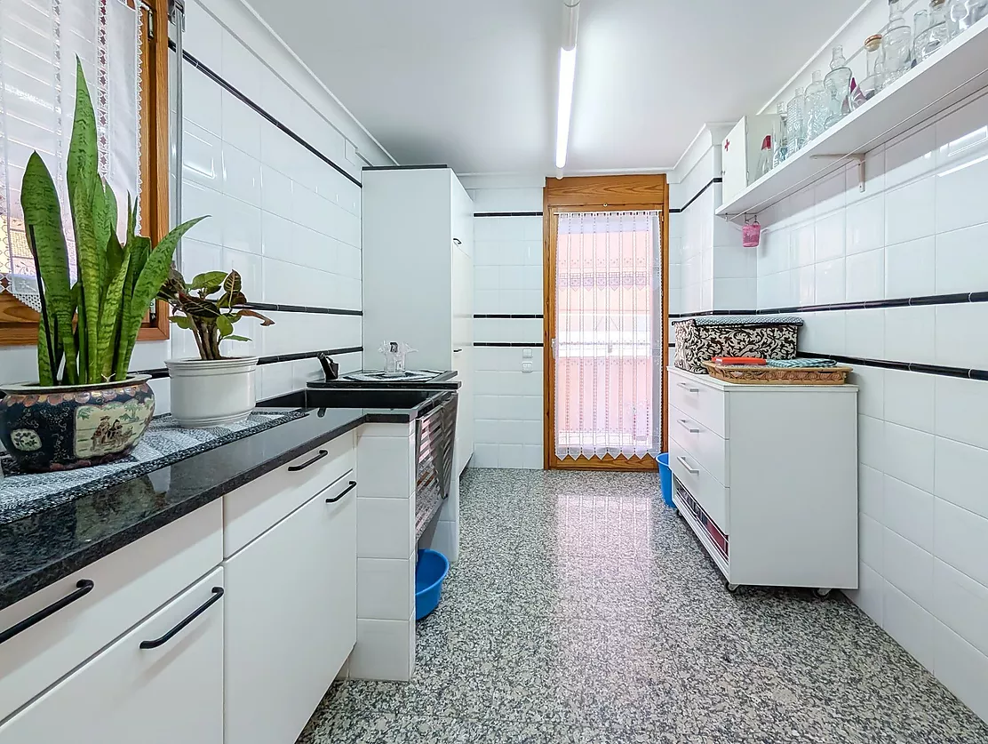 Exclusiva casa de lujo frente al lago de Banyoles con piscina y grandes espacios