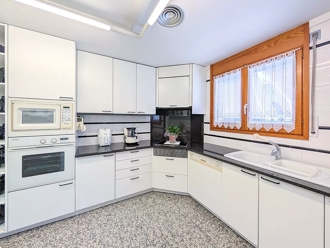 Exclusiva casa de lujo frente al lago de Banyoles con piscina y grandes espacios