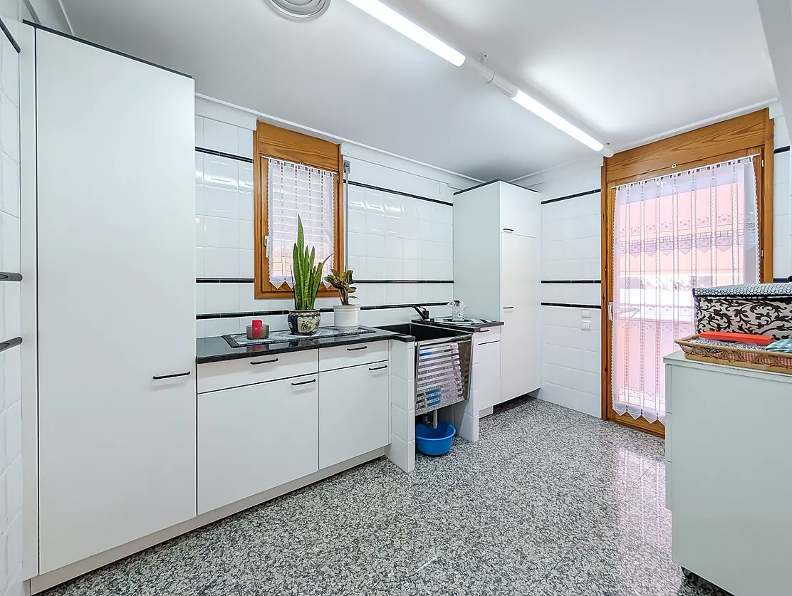 Exclusiva casa de lujo frente al lago de Banyoles con piscina y grandes espacios