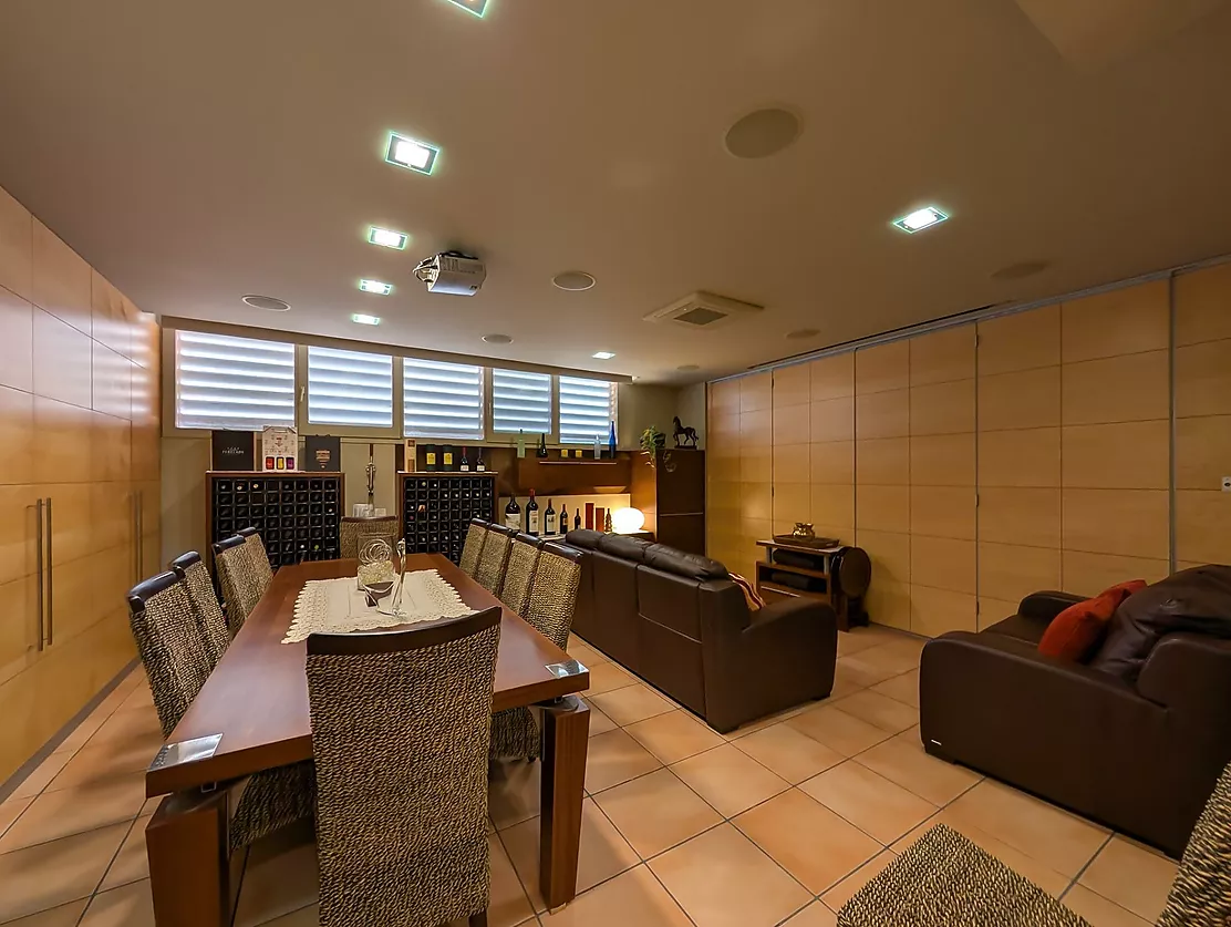 Exclusiva casa de lujo frente al lago de Banyoles con piscina y grandes espacios