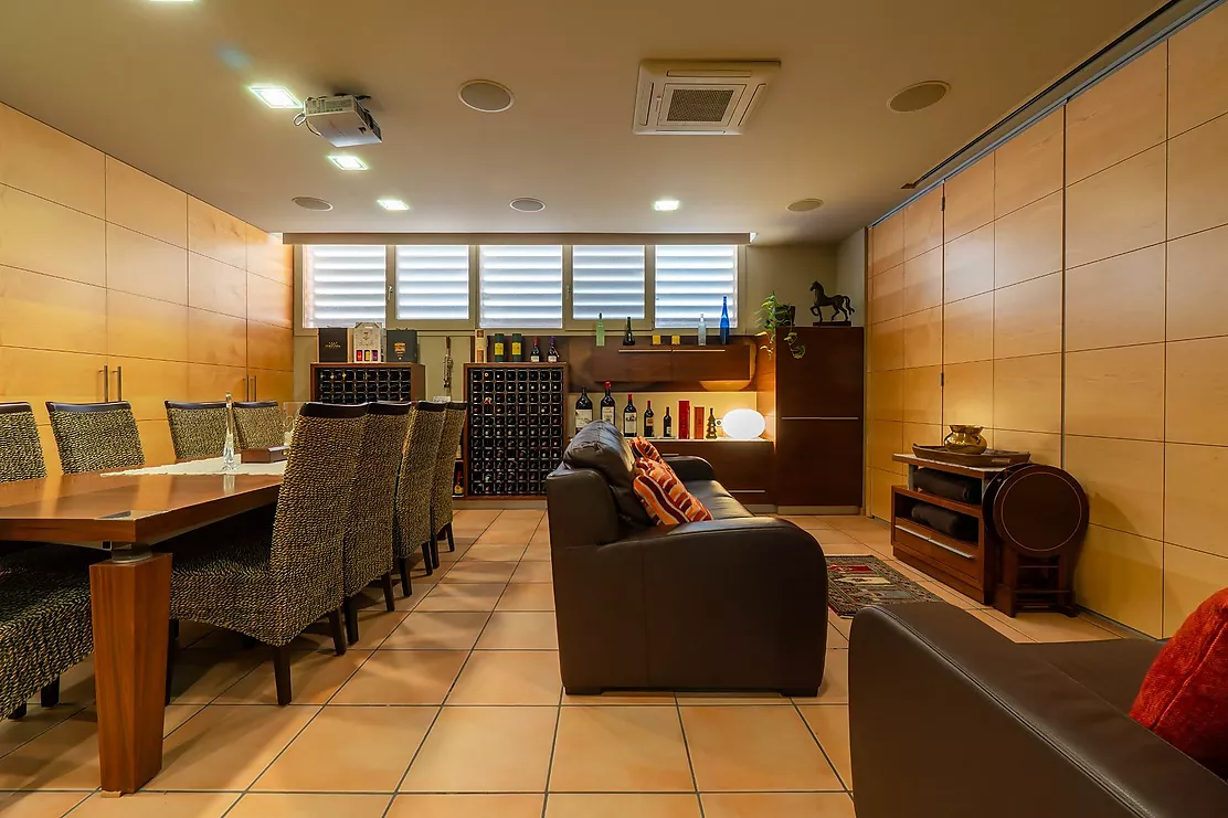 Exclusiva casa de lujo frente al lago de Banyoles con piscina y grandes espacios