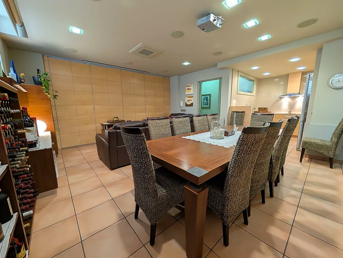 Exclusiva casa de lujo frente al lago de Banyoles con piscina y grandes espacios
