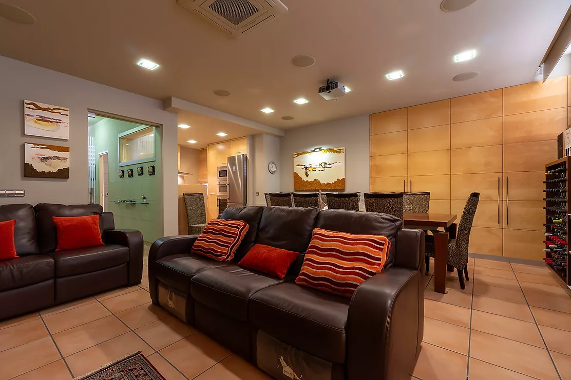 Exclusiva casa de lujo frente al lago de Banyoles con piscina y grandes espacios