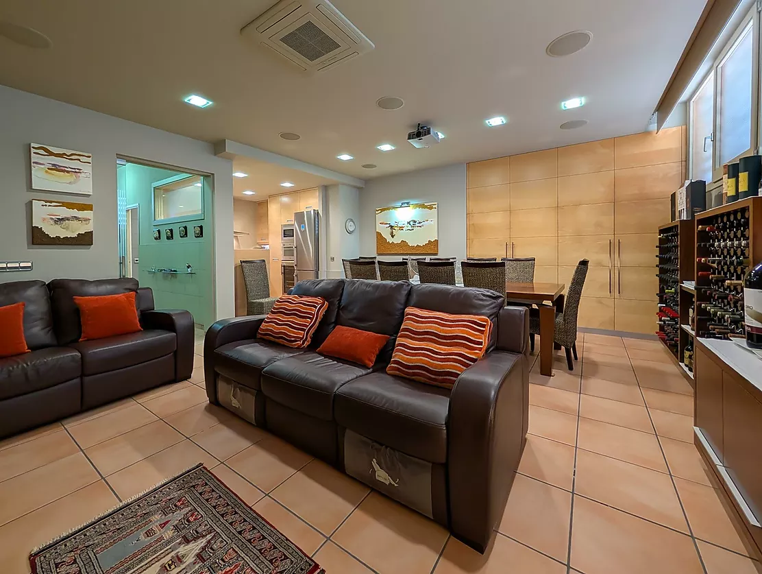Exclusiva casa de lujo frente al lago de Banyoles con piscina y grandes espacios