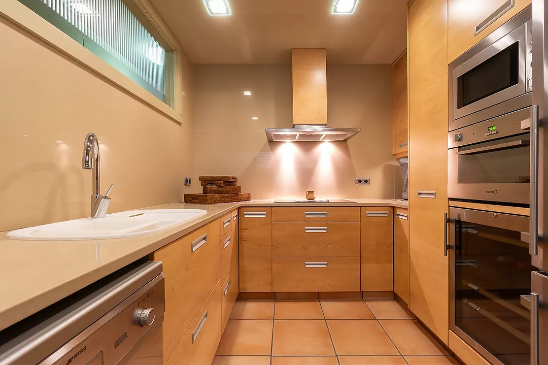 Exclusiva casa de lujo frente al lago de Banyoles con piscina y grandes espacios