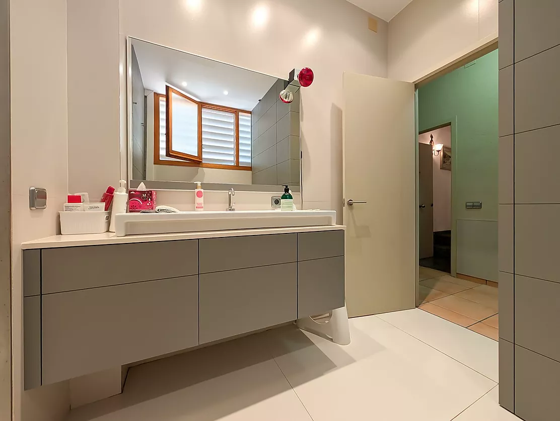 Exclusiva casa de lujo frente al lago de Banyoles con piscina y grandes espacios