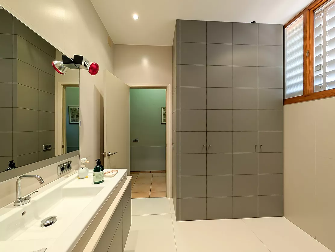 Exclusiva casa de lujo frente al lago de Banyoles con piscina y grandes espacios