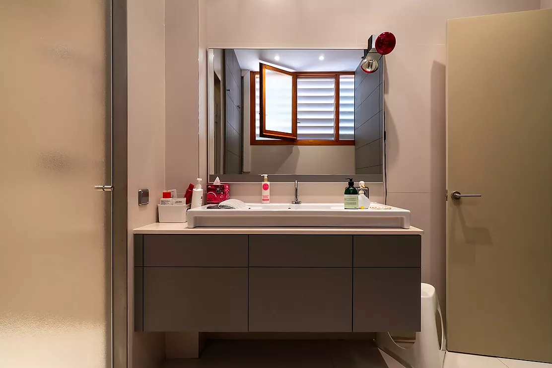 Exclusiva casa de lujo frente al lago de Banyoles con piscina y grandes espacios