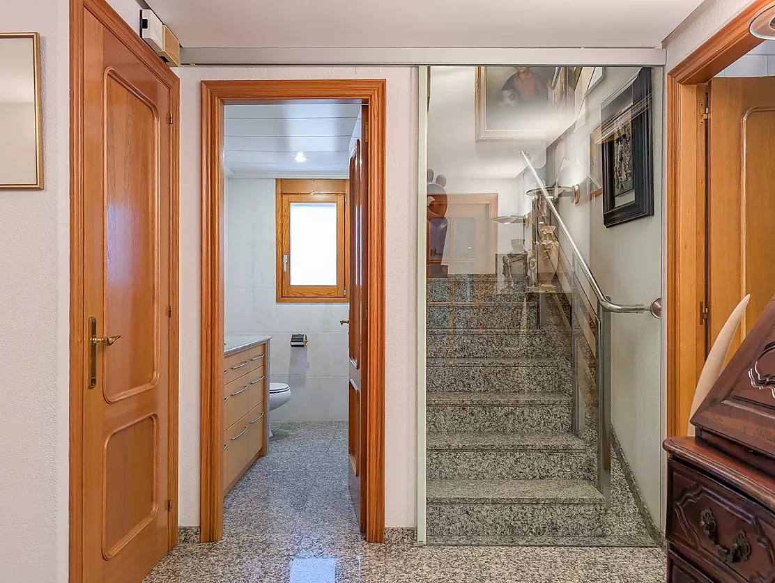 Exclusiva casa de lujo frente al lago de Banyoles con piscina y grandes espacios