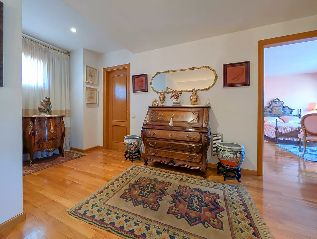 Exclusiva casa de lujo frente al lago de Banyoles con piscina y grandes espacios