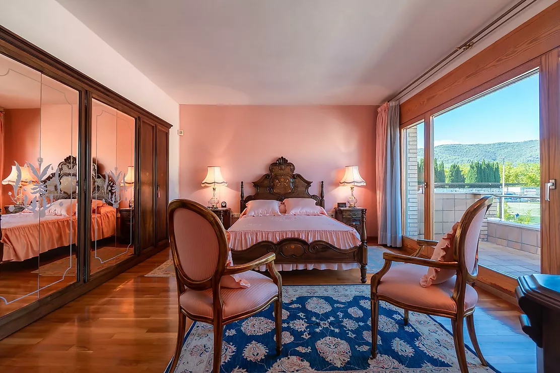 Exclusiva casa de lujo frente al lago de Banyoles con piscina y grandes espacios