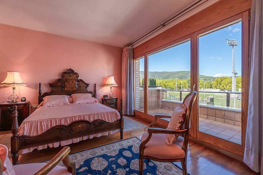 Exclusiva casa de lujo frente al lago de Banyoles con piscina y grandes espacios