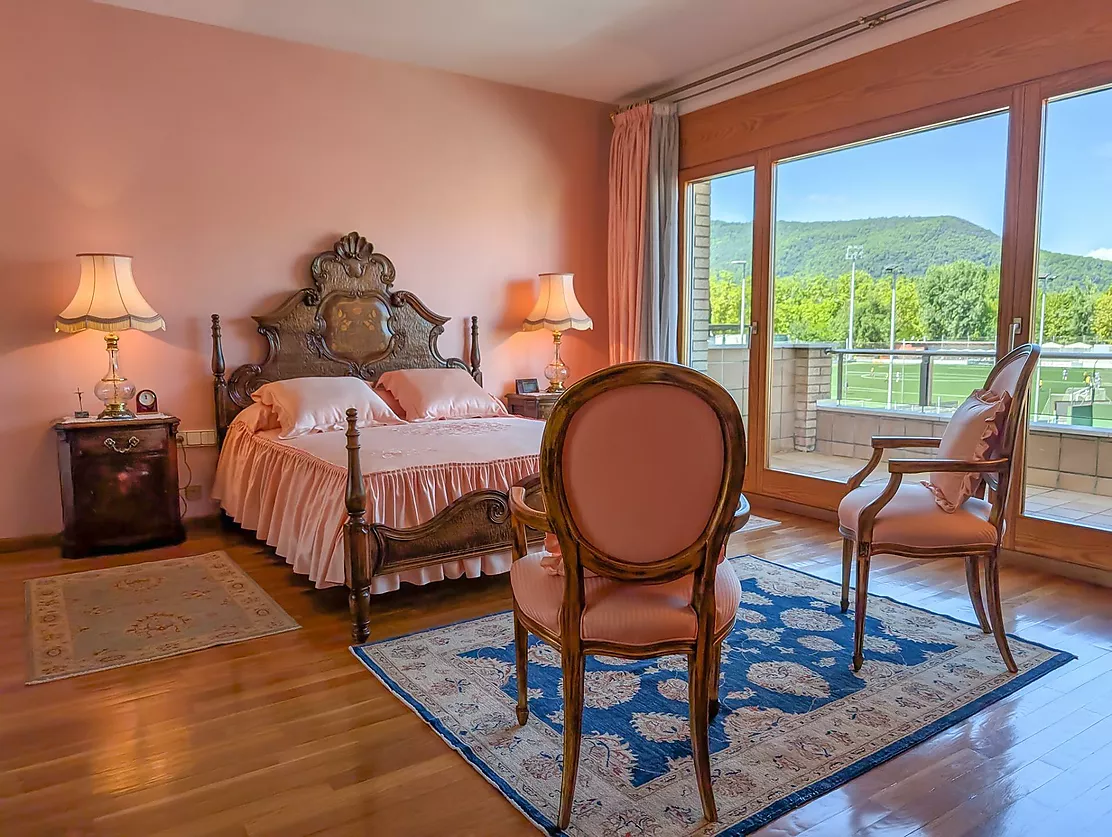 Exclusiva casa de lujo frente al lago de Banyoles con piscina y grandes espacios