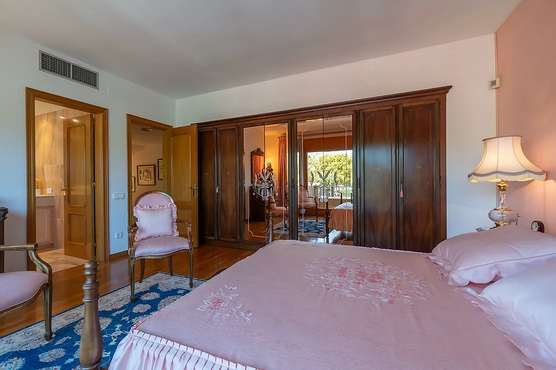 Exclusiva casa de lujo frente al lago de Banyoles con piscina y grandes espacios