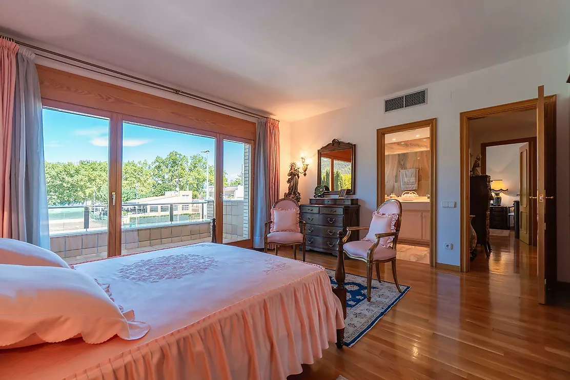 Exclusiva casa de lujo frente al lago de Banyoles con piscina y grandes espacios