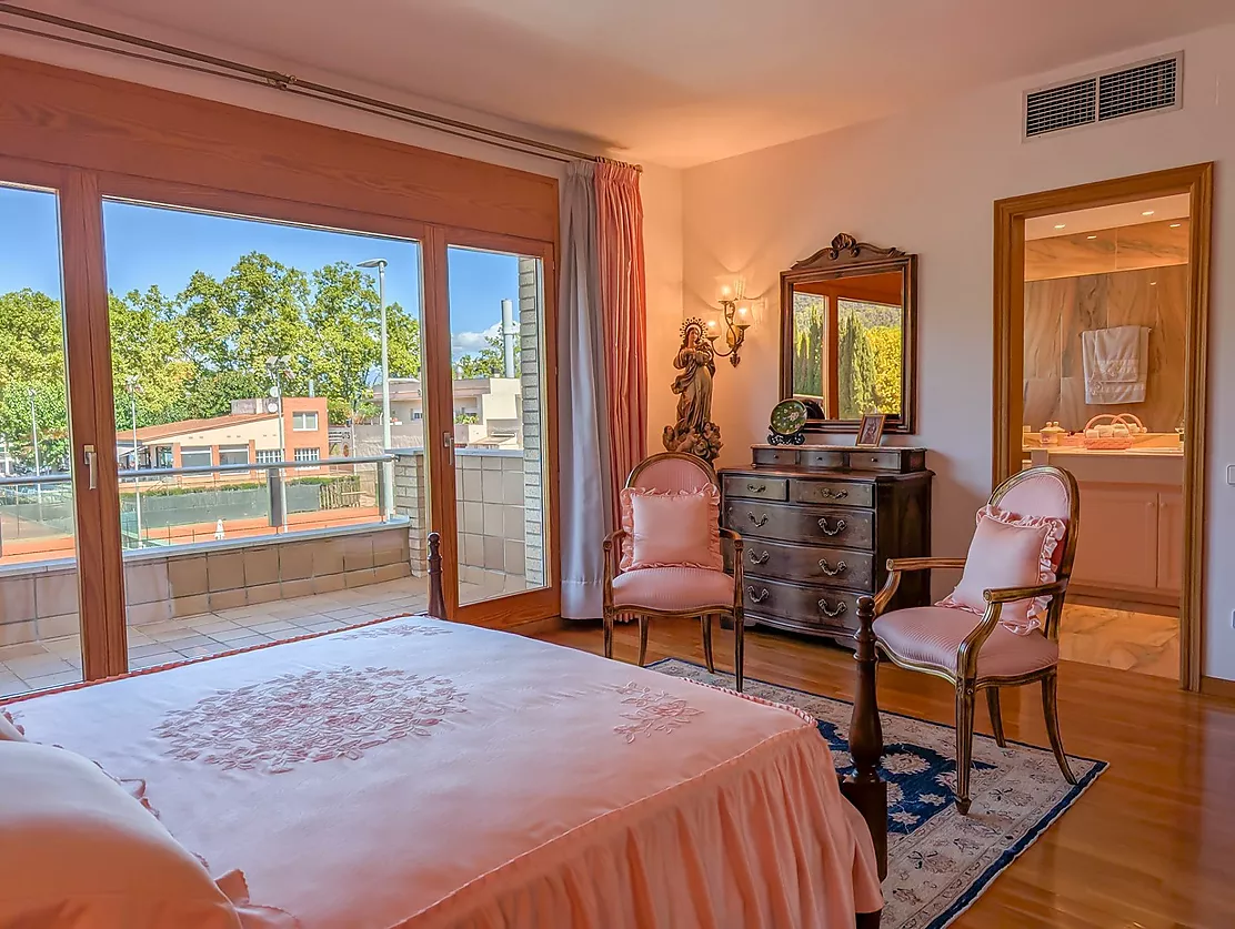 Exclusiva casa de lujo frente al lago de Banyoles con piscina y grandes espacios