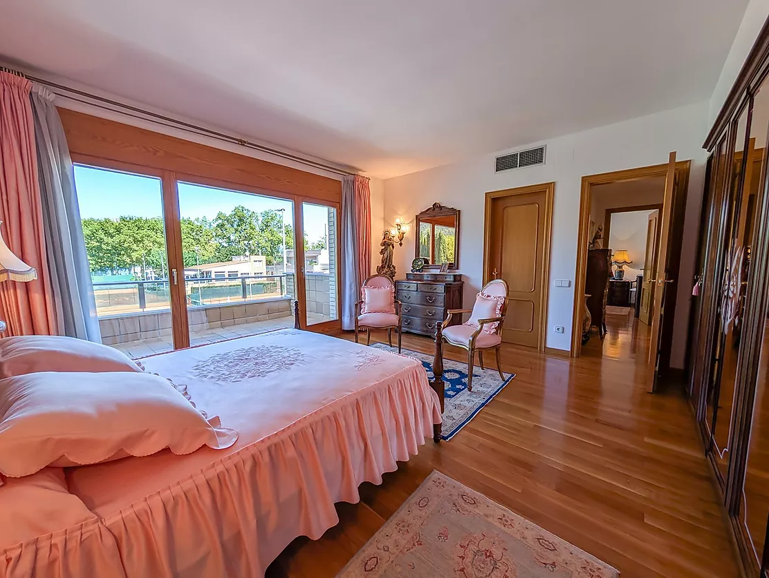 Exclusiva casa de lujo frente al lago de Banyoles con piscina y grandes espacios
