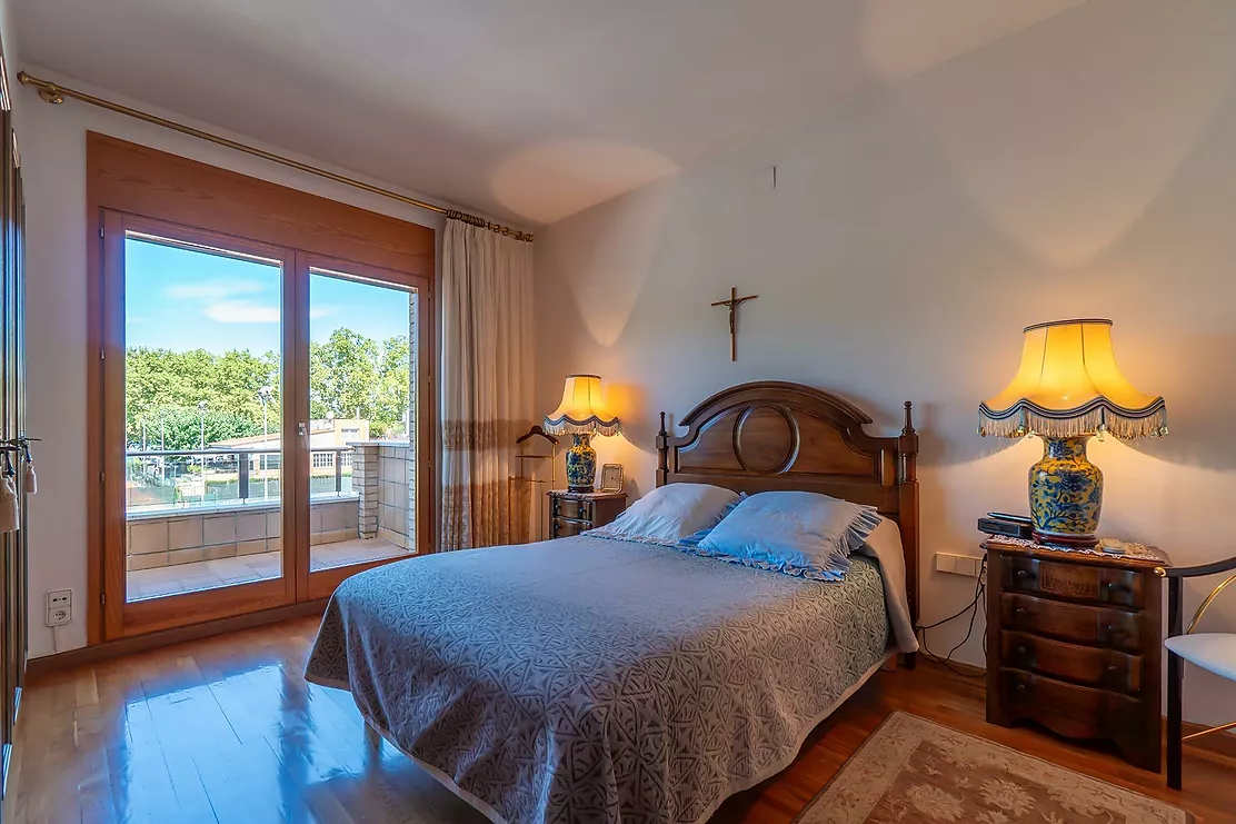 Exclusiva casa de lujo frente al lago de Banyoles con piscina y grandes espacios