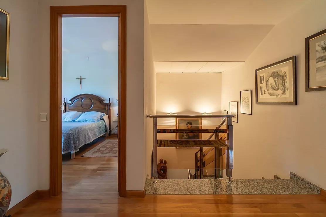 Exclusiva casa de lujo frente al lago de Banyoles con piscina y grandes espacios