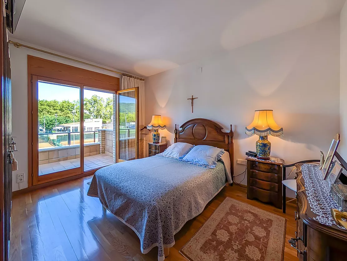 Exclusiva casa de lujo frente al lago de Banyoles con piscina y grandes espacios