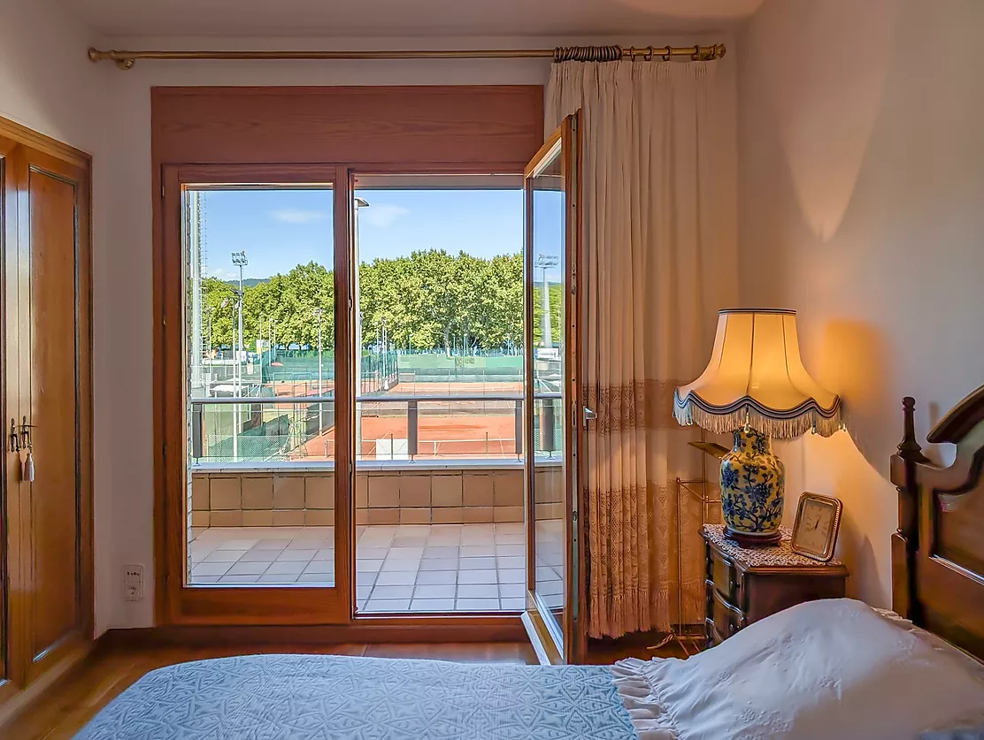 Exclusiva casa de lujo frente al lago de Banyoles con piscina y grandes espacios