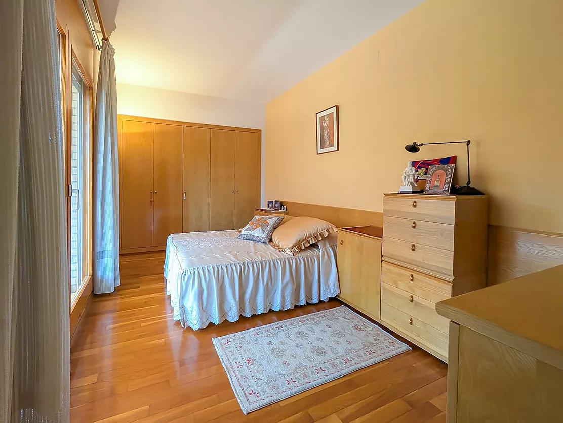Exclusiva casa de lujo frente al lago de Banyoles con piscina y grandes espacios