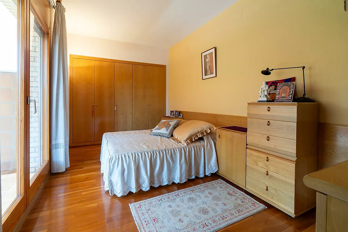 Exclusiva casa de lujo frente al lago de Banyoles con piscina y grandes espacios