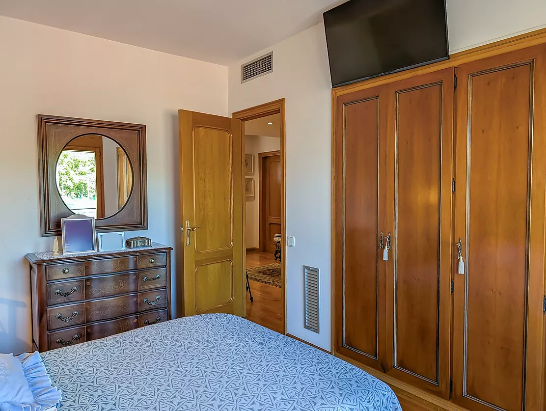 Exclusiva casa de lujo frente al lago de Banyoles con piscina y grandes espacios