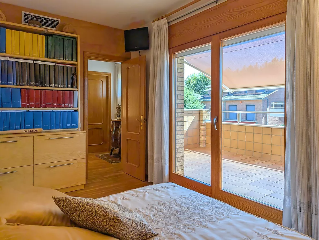 Exclusiva casa de lujo frente al lago de Banyoles con piscina y grandes espacios
