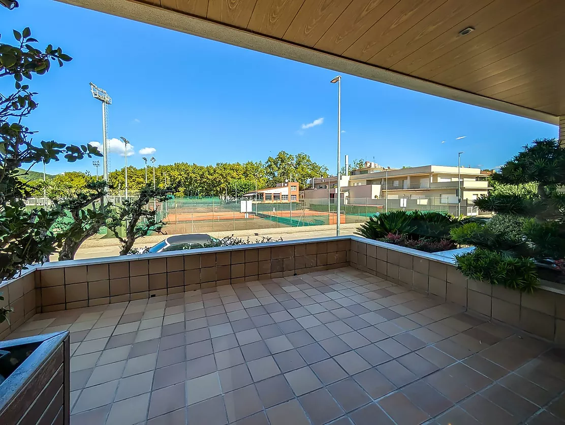 Exclusiva casa de lujo frente al lago de Banyoles con piscina y grandes espacios