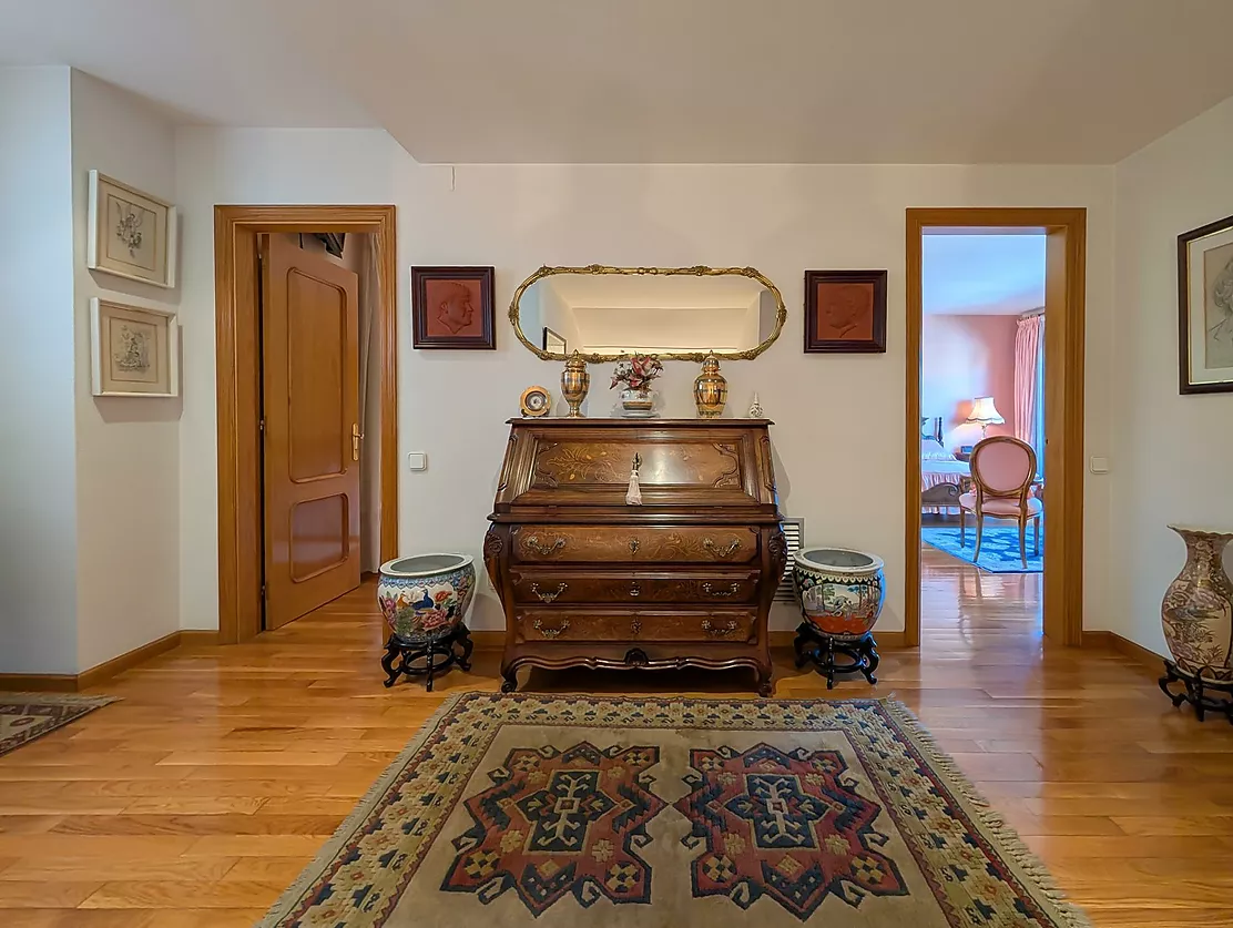 Exclusiva casa de lujo frente al lago de Banyoles con piscina y grandes espacios