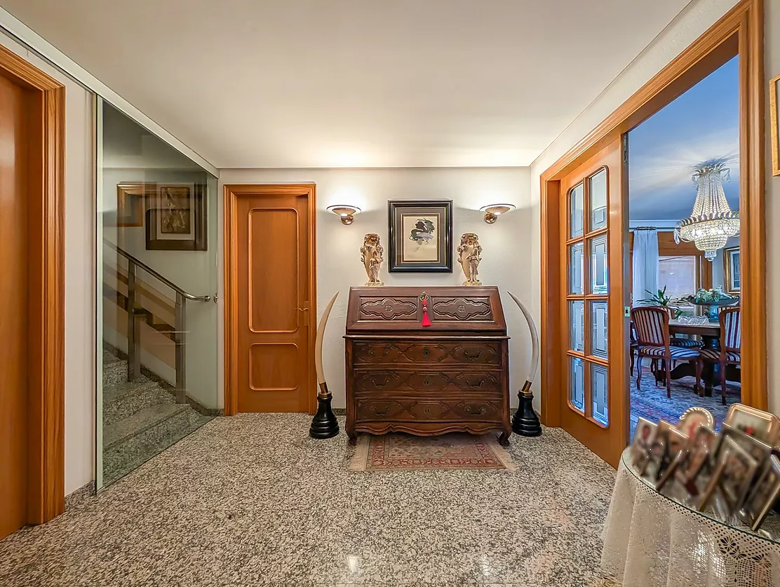 Exclusiva casa de lujo frente al lago de Banyoles con piscina y grandes espacios