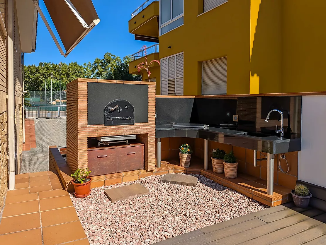 Exclusiva casa de lujo frente al lago de Banyoles con piscina y grandes espacios