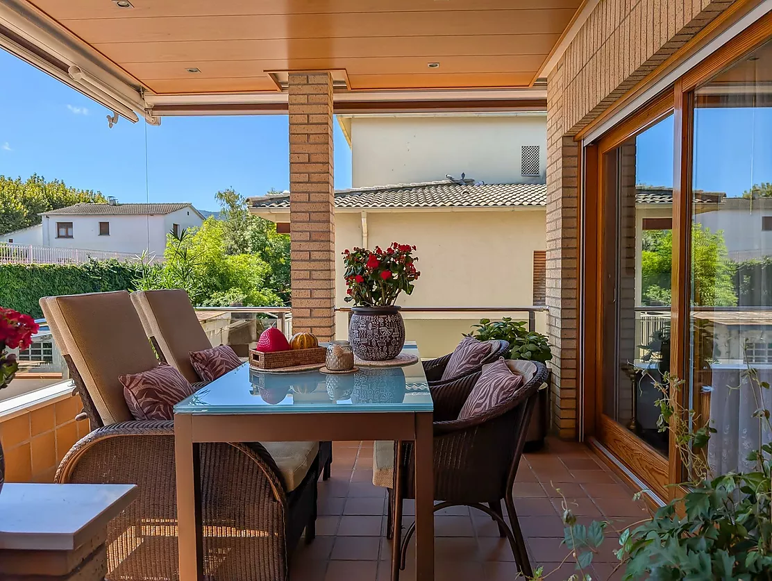 Exclusiva casa de lujo frente al lago de Banyoles con piscina y grandes espacios