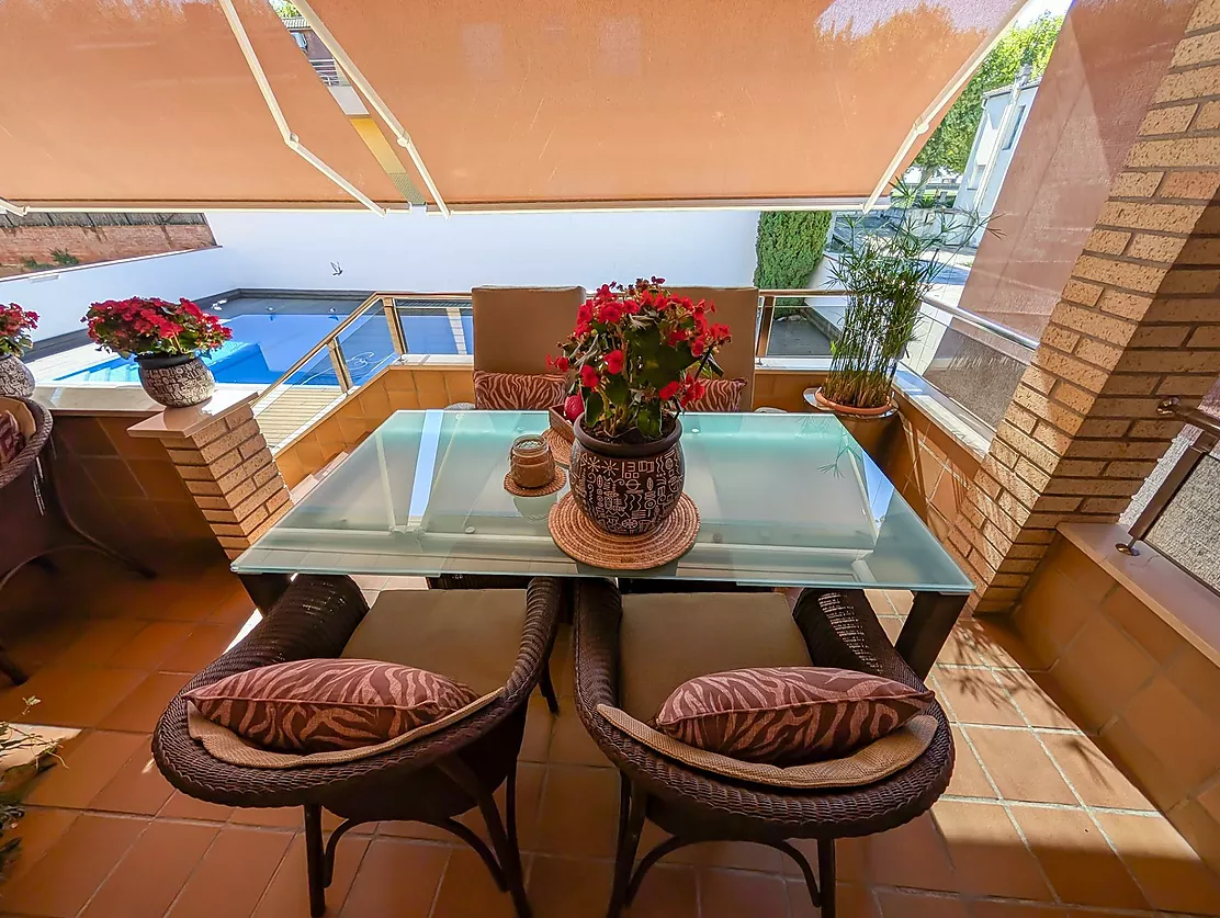Exclusiva casa de lujo frente al lago de Banyoles con piscina y grandes espacios