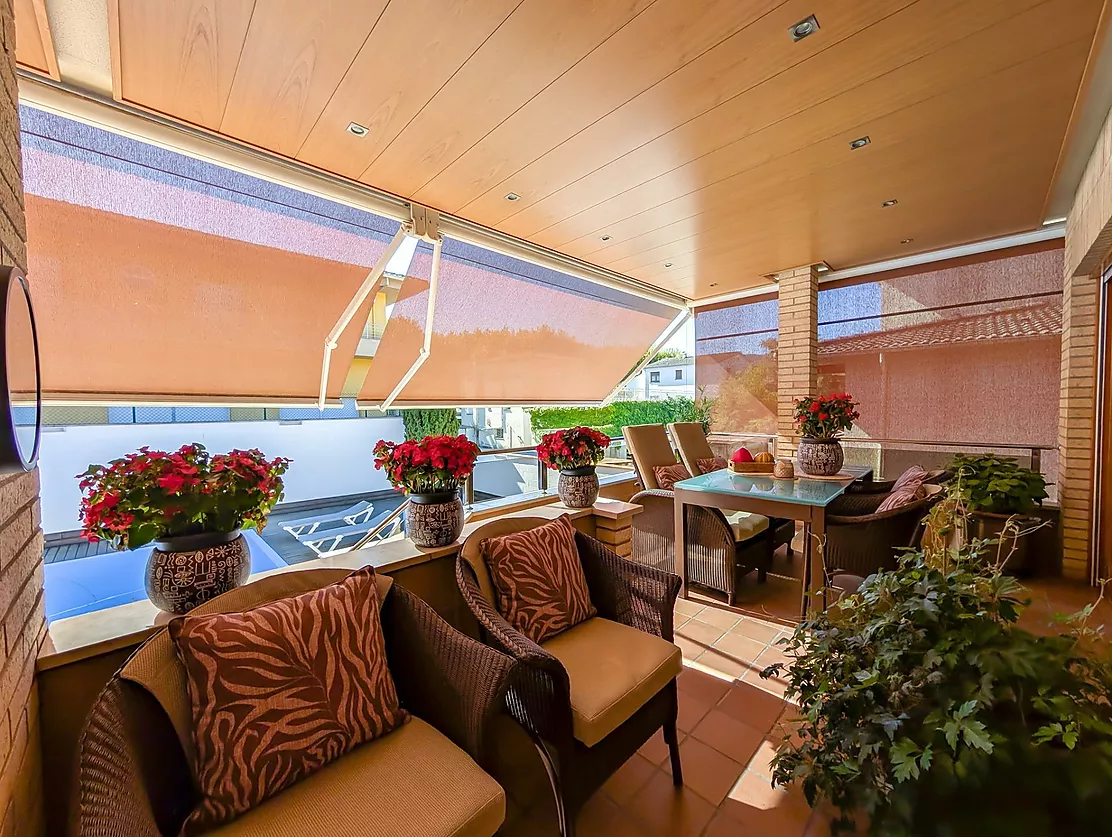 Exclusiva casa de lujo frente al lago de Banyoles con piscina y grandes espacios