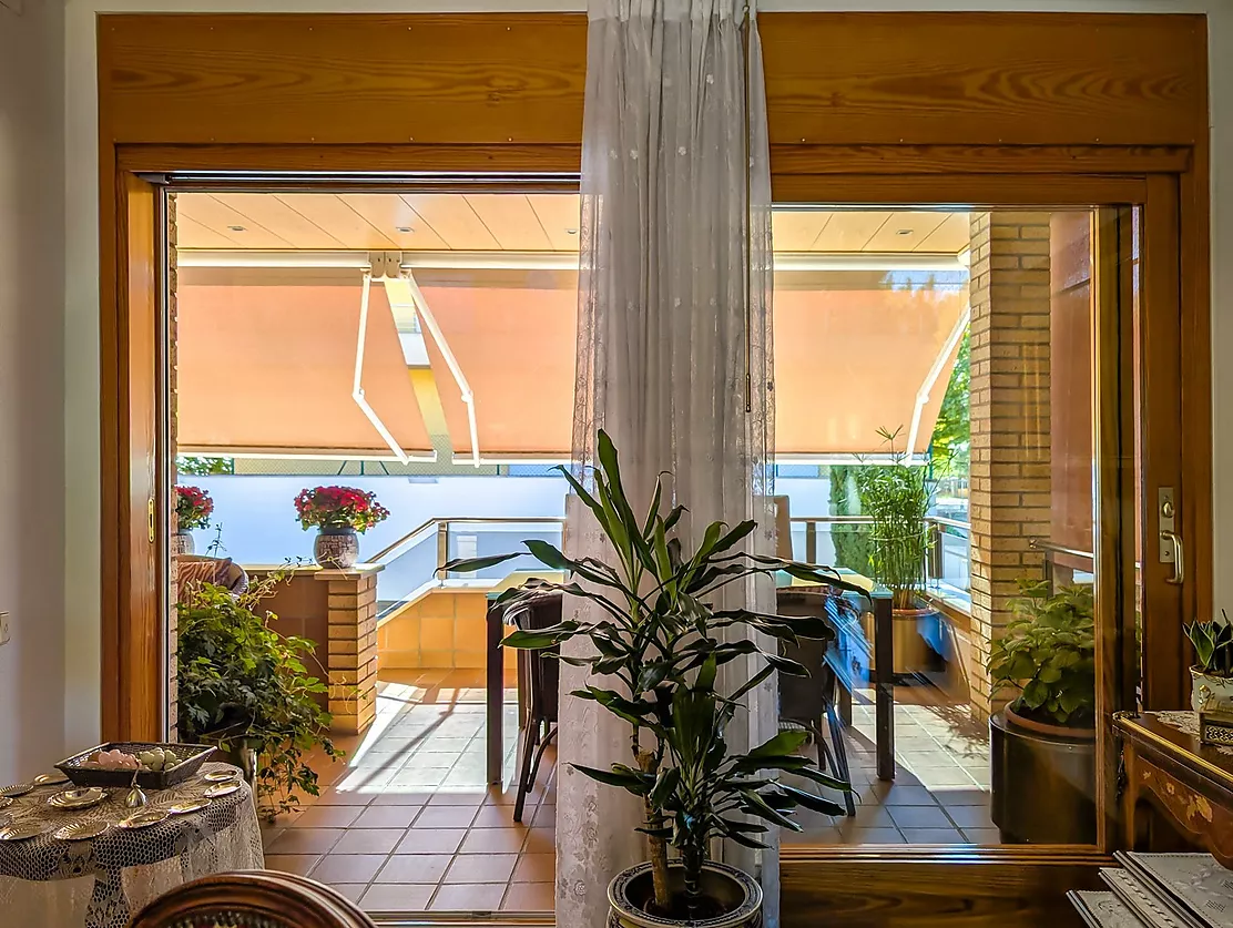 Exclusiva casa de lujo frente al lago de Banyoles con piscina y grandes espacios