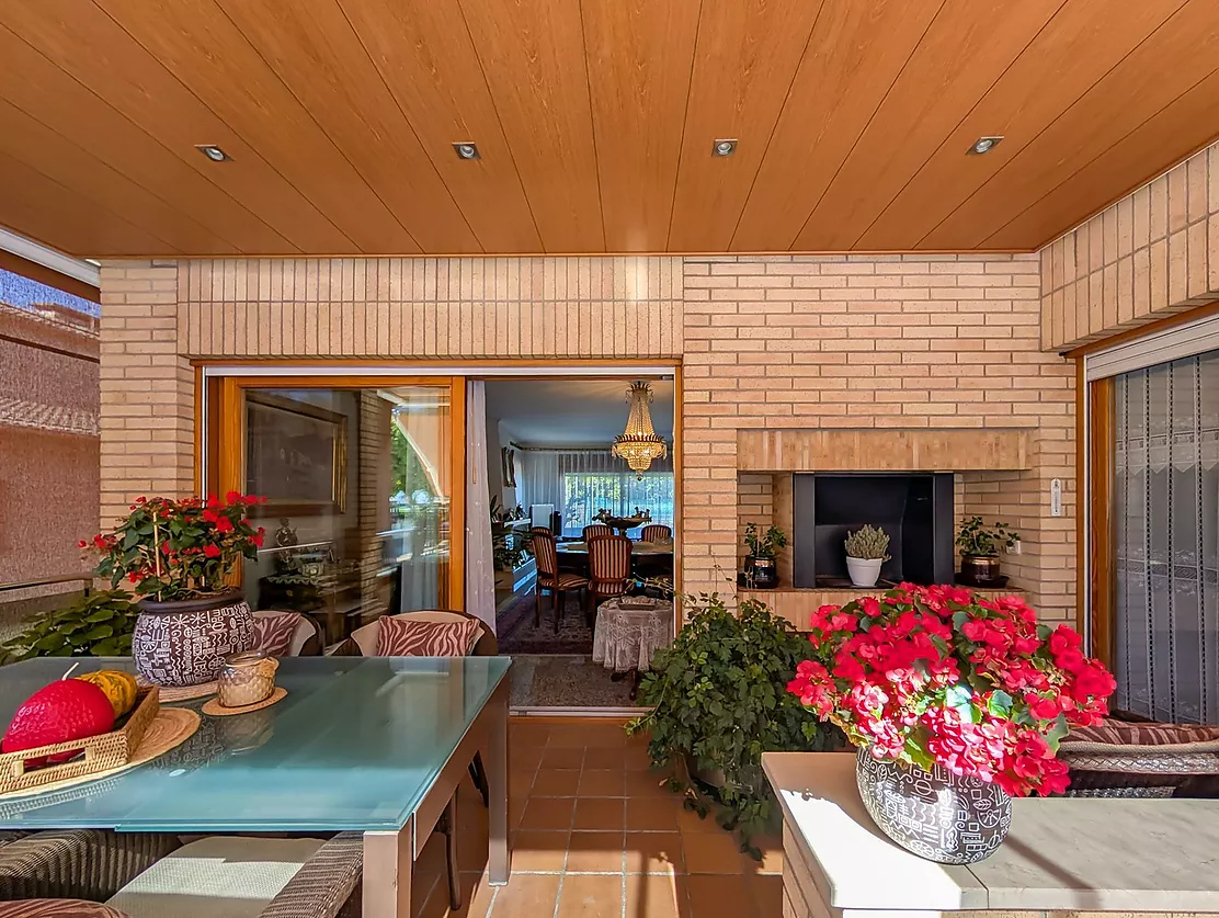 Exclusiva casa de lujo frente al lago de Banyoles con piscina y grandes espacios