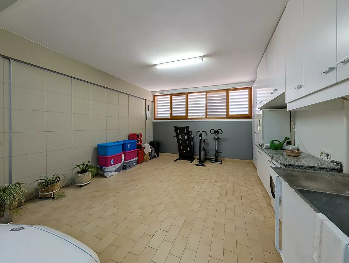 Exclusiva casa de lujo frente al lago de Banyoles con piscina y grandes espacios