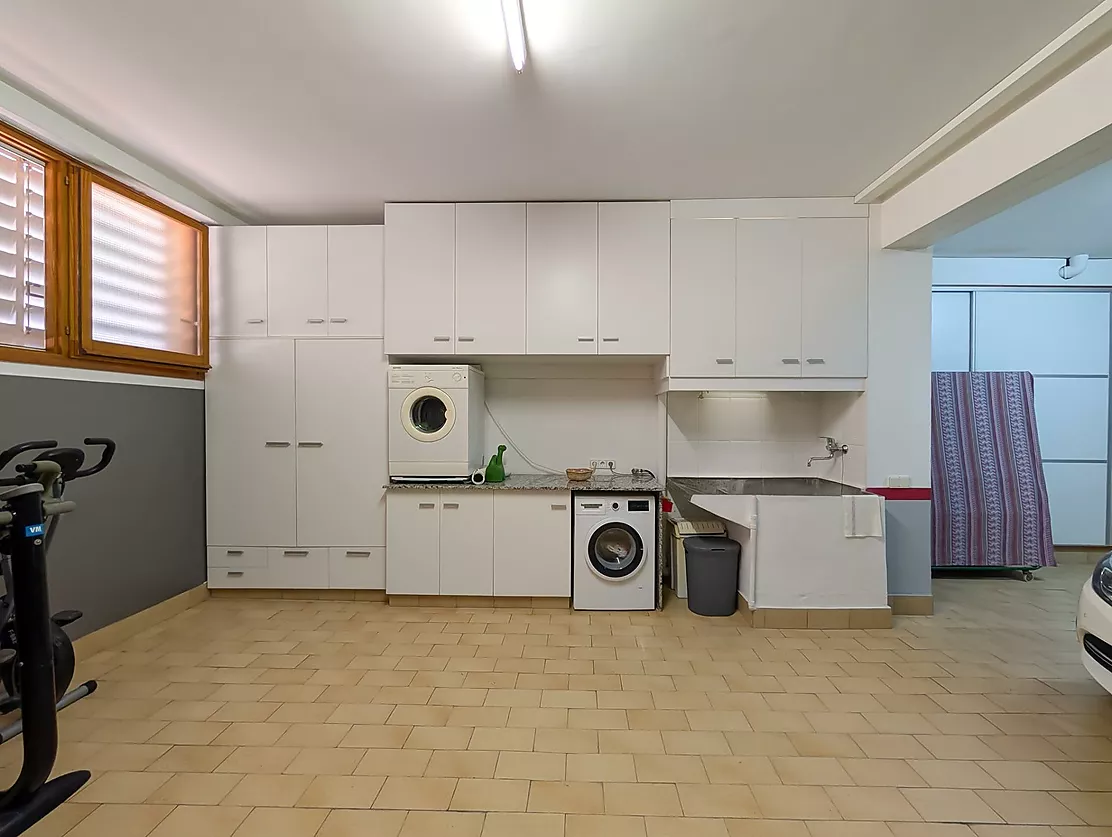 Exclusiva casa de lujo frente al lago de Banyoles con piscina y grandes espacios