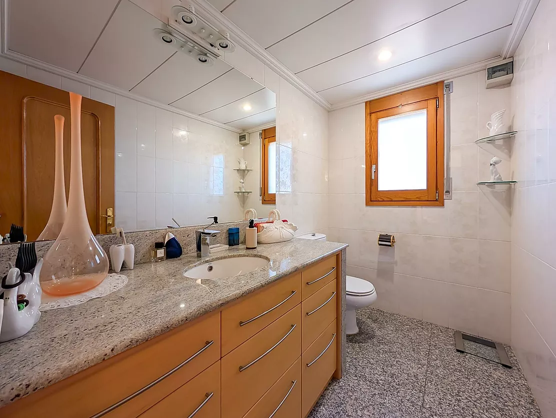 Exclusiva casa de lujo frente al lago de Banyoles con piscina y grandes espacios