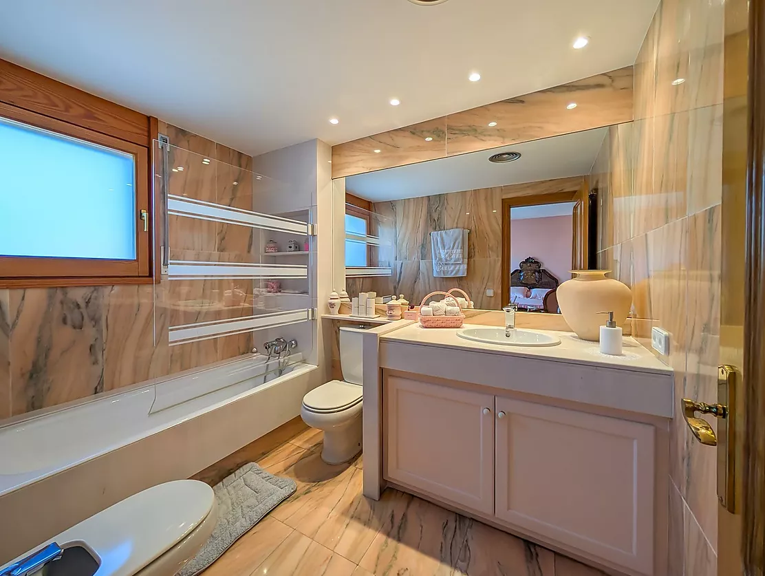Exclusiva casa de lujo frente al lago de Banyoles con piscina y grandes espacios