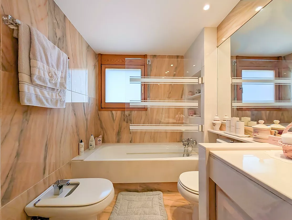 Exclusiva casa de lujo frente al lago de Banyoles con piscina y grandes espacios