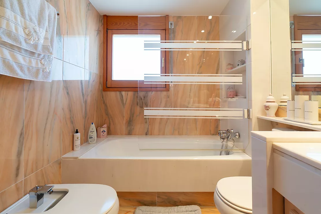 Exclusiva casa de lujo frente al lago de Banyoles con piscina y grandes espacios