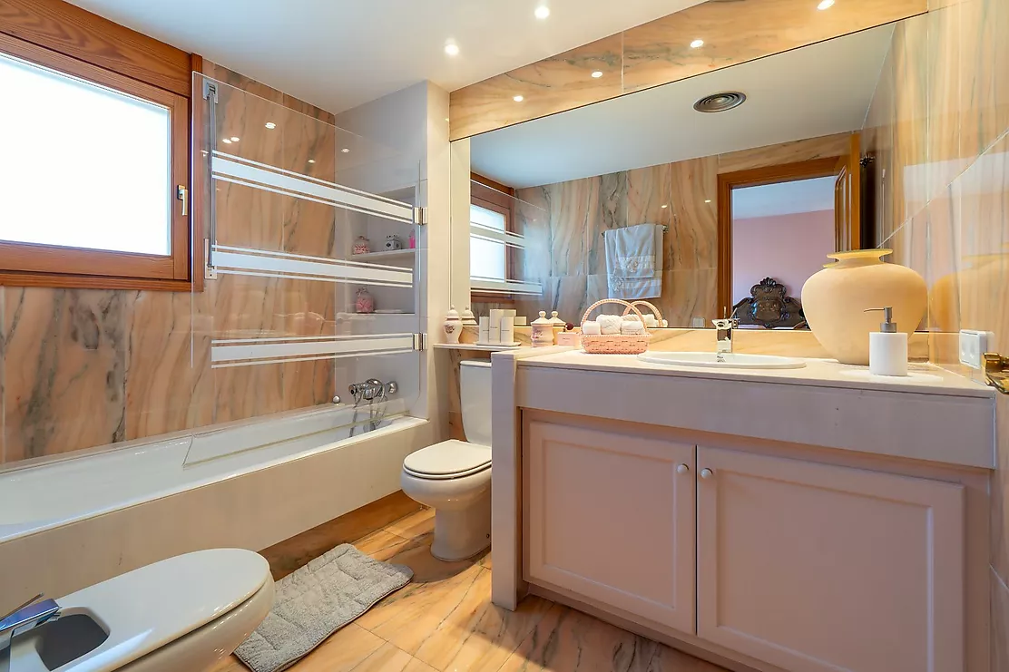Exclusiva casa de lujo frente al lago de Banyoles con piscina y grandes espacios
