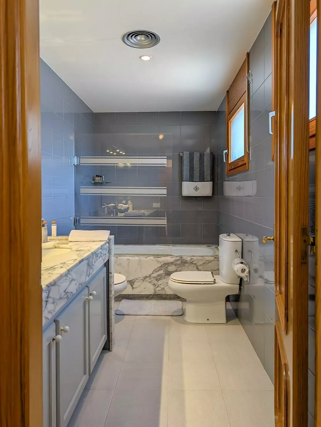 Exclusiva casa de lujo frente al lago de Banyoles con piscina y grandes espacios